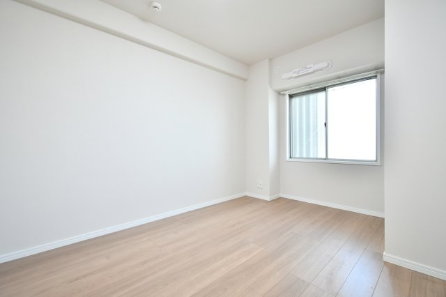 日商岩井北浦和マンションＢ棟の洋室|【洋室③：5.2帖】玄関に近いお部屋。クローゼットがあるので、ご夫婦のお洋服を分けて収納できる嬉しい仕様です。白が基調で落ち着た雰囲気をもたらしています。ご夫婦の主寝室としてぴったりです。
