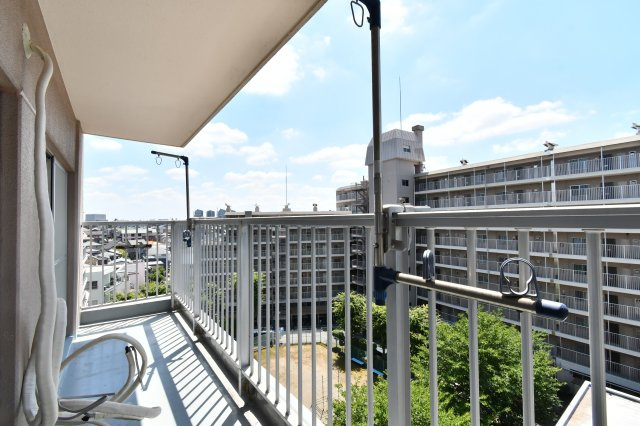 日商岩井北浦和マンションＢ棟のバルコニー|南東向きのバルコニーからの眺望です。■『物件を今日見てみたい』など、当日のご案内も可能です。 どうぞお気軽にお電話下さい。近隣・同条件などの物件もまとめてご紹介も可能です。