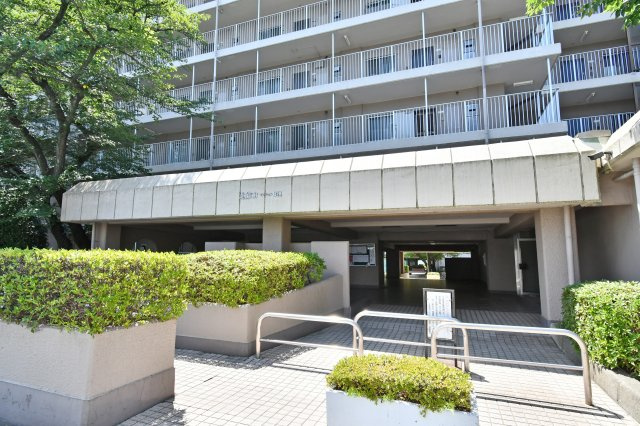 日商岩井北浦和マンションＢ棟のエントランス|総戸数461戸のビックコミュニティ！管理人週7勤務・TVモニタ付きインターフォン。さいたま市桜区で住まい探しをするなら、交通の利便性の高い北浦和周辺はいかがでしょうか。