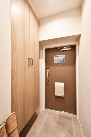 日商岩井北浦和マンションＢ棟の玄関|第一印象を決める玄関、出入りしやすい入口。背の高いシューズボックスは収納力◎来客動線と家族動線を整えやすい設計です。内覧で収納・採光・動線・質感を確認ください。