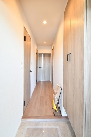 日商岩井北浦和マンションＢ棟の玄関|玄関から室内へ続く廊下、動線が見える写真。各室へつながる動線が明確で暮らしを整理しやすい一角。全室フローリングリフォーム済(2026年4月)です。内覧で収納・採光・動線を確認ください。