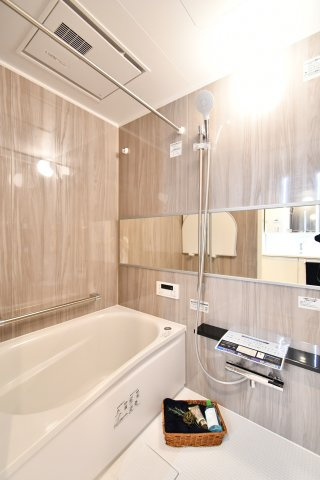 日商岩井北浦和マンションＢ棟の浴室|シックで上品さを感じるバスルームはまるでホテルのような仕上がり。日常から解放できる癒しの空間となります。木目がアクセントになっております！新品ですのでご入居後から気持ちよく入浴頂けます。