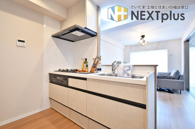 日商岩井北浦和マンションＢ棟のキッチン|家族との会話が弾むカウンターキッチン。お料理中やお片付け中も家族との会話を楽しんだり、お子様の様子を見ながら作業することが出来るため安心ですね！木目調で統一されたおしゃれなキッチンです◎