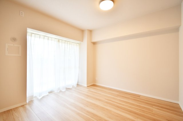 日商岩井北浦和マンションＢ棟の洋室|洋室①：リビング横の6.4帖洋室です。扉の先には家族のいるリビングがありますので、お子様の初めての一人部屋にもおすすめです。家族の声を聴いて眠れるので安心できるお部屋です。