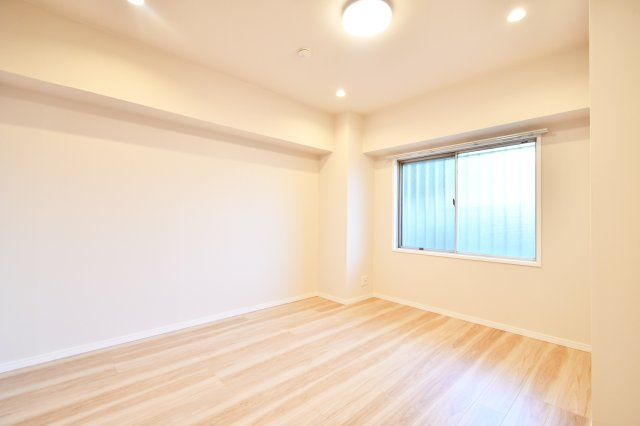 日商岩井北浦和マンションＢ棟の洋室|洋室③：玄関入って右側の洋室です。6.5帖あるのでベッドとデスクを置いてもまだ余裕がありそうです。お子様の一人部屋にもおすすめです。クローゼットもありますので、各々収納出来ます！