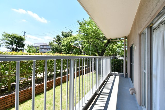 日商岩井北浦和マンションＢ棟のバルコニー|難しいイメージの住宅ローンは経験スタッフが丁寧にお手伝いしますのでご安心下さい。「家を買って終わり」ではなく、「買ってからがスタート」と考え、一人ひとりにあった資金計画やプランをご提案致します！