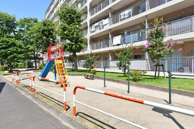 日商岩井北浦和マンションＢ棟のその他共用部分|共用部分には遊具があり、お子様を遊ばせるちょっとしたスペースになっています。公園に行かなくても外で遊べるスペースとしてお使いいただけます。同じマンションのお友達もできるかもしれないですね◎
