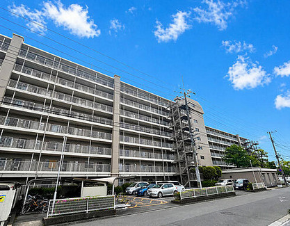 日商岩井北浦和マンションＢ棟の外観|【新規リノベーション済み！】総戸数461戸のビッグコミュニティ！ JR京浜東北線『北浦和』駅バス9分で通勤通学に便利です◎小学校や総合病院も近くにあり、世代にを問わず安心の住環境です。