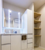 日商岩井北浦和マンションＢ棟の独立洗面台|新品交換済みの洗面化粧台！ライトがついておりますので、お化粧時にも明るく照らしてくれます。下には収納スペースがありますので、洗剤のストック置き場にもGOOD！家事のしやすい水廻り集中型の設計です。