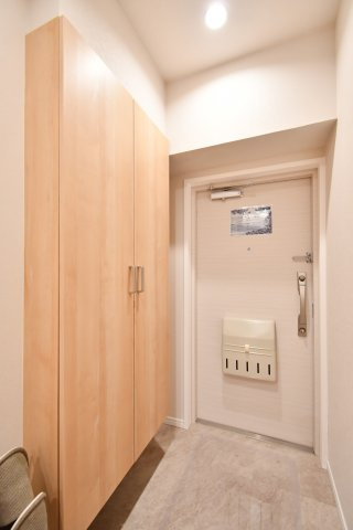 日商岩井北浦和マンションＢ棟の玄関|トールサイズのシューズボックスですので、ご家族分の靴がしっかり収納する事ができます！ブーツや長靴などの季節ものや、高さのあるヒールなどもまとめて収納できるのが嬉しいポイントです。