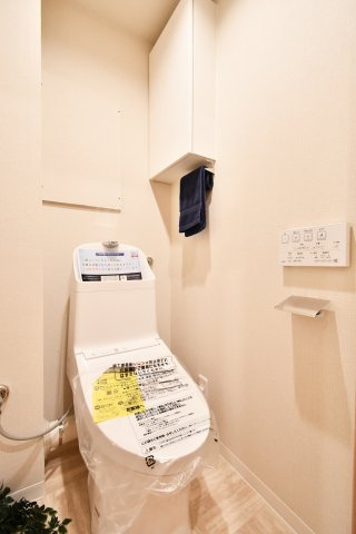 日商岩井北浦和マンションＢ棟のトイレ|温水洗浄便座一体型トイレへ新規交換。清潔感のあるトイレです！戸棚がついておりますので備品補充も楽々行えます。白基調で奥行きにもゆとりがあり、圧迫感を感じにくい空間です。
