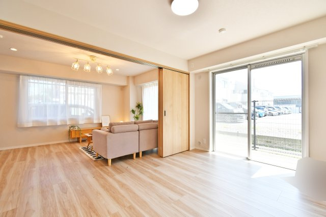 サーパス浦和の洋室|【洋室①:5.8帖】リビング隣の洋室です。可動間仕切りを大きく開けると…、合計19.5帖のゆったり空間に！リビングの続きとして、お子様の遊ぶスペースやパーティーにも◎東向きの窓付きで自然光の取入れ◎