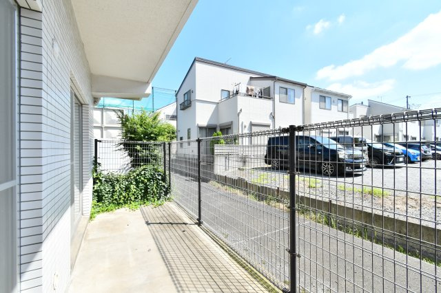 サーパス浦和のバルコニー|角住戸・1階部分につき、全室洋室窓付きで通風・採光の取入れが良好です◎さまざまなバルコニーの活用ができ、ガーデニングなどを楽しむことができますね。お洗濯も良く乾きますよ。