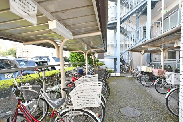 サーパス浦和の駐輪場|※空き状況は当社まで都度ご確認くださいませ。■気になる物件は、お客様ご自身の目でお確かめ頂けます。
内覧希望は、０１２０－６５５－６２０（通話無料）にお気軽にご連絡下さいませ。