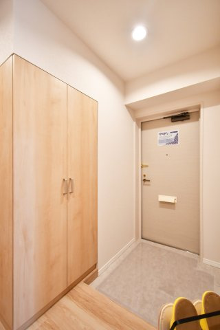 サーパス浦和の玄関|第一印象を決める玄関、出入りしやすい入口。シューズクローゼットがあり、収納も◎来客動線と家族動線を整えやすい設計です。内覧で収納・採光・動線・質感を確認ください。