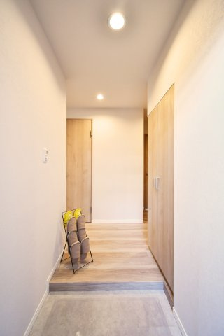 サーパス浦和の玄関|玄関から室内へ続く廊下、動線が見える写真。各室へつながる動線が明確で暮らしを整理しやすい一角。全室フローリングリフォーム済(2026年2月)です。内覧で収納・採光・動線を確認ください。