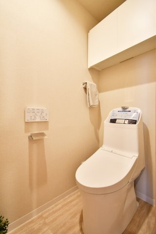 サーパス浦和のトイレ|新規リノベーションされ、白が基調の清潔感のあるトイレ！吊戸棚がついておりますので備品補充も楽々行えます。つっぱり棒で生活感を隠せる為、掃除用具をしまうのもおすすめ！