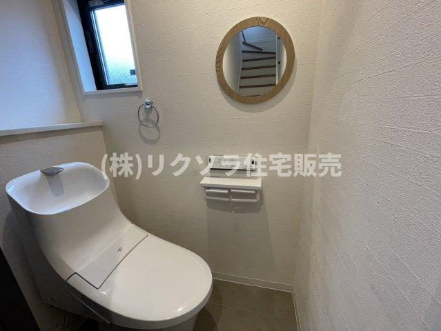 緑町　中古一戸建てのトイレ|温水洗浄便座付き
■物件内覧・資金計画相談・住宅ローン相談、リフォーム相談、お問合せ受付中■
※当日・翌日のご内覧、ご相談はお電話でのお問合せがスムーズです！