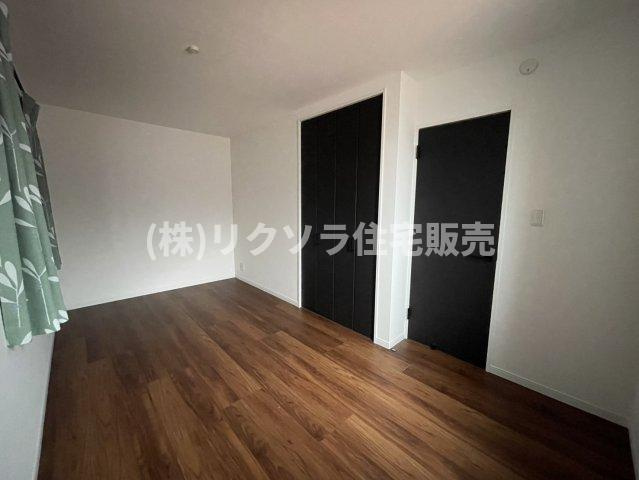 緑町　中古一戸建ての寝室|洋室7.3帖
■物件内覧・資金計画相談・住宅ローン相談、リフォーム相談、お問合せ受付中■
※当日・翌日のご内覧、ご相談はお電話でのお問合せがスムーズです！