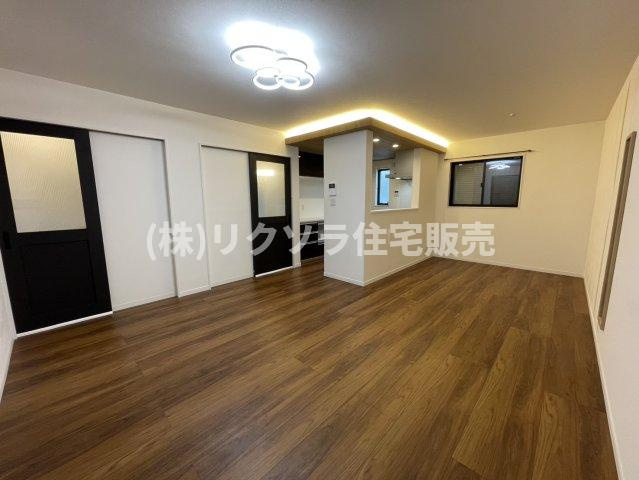 緑町　中古一戸建ての居間・リビング|LDK16.9帖
■物件内覧・資金計画相談・住宅ローン相談、リフォーム相談、お問合せ受付中■
※当日・翌日のご内覧、ご相談はお電話でのお問合せがスムーズです！