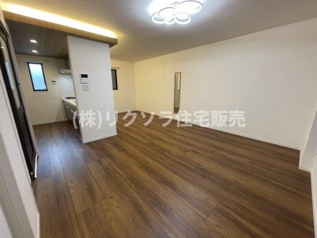 緑町　中古一戸建ての居間・リビング|LDK16.9帖
■物件内覧・資金計画相談・住宅ローン相談、リフォーム相談、お問合せ受付中■
※当日・翌日のご内覧、ご相談はお電話でのお問合せがスムーズです！