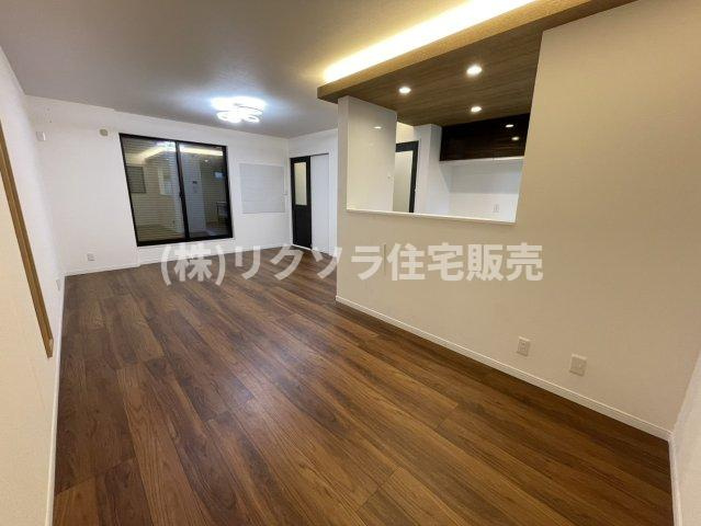 緑町　中古一戸建ての居間・リビング|LDK16.9帖
■物件内覧・資金計画相談・住宅ローン相談、リフォーム相談、お問合せ受付中■
※当日・翌日のご内覧、ご相談はお電話でのお問合せがスムーズです！