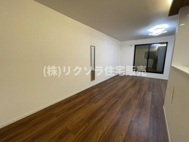 緑町　中古一戸建ての居間・リビング|LDK16.9帖
■物件内覧・資金計画相談・住宅ローン相談、リフォーム相談、お問合せ受付中■
※当日・翌日のご内覧、ご相談はお電話でのお問合せがスムーズです！