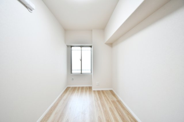 第壱春日部サンハイツの洋室|【洋室①：6.2帖】北西向きの部屋は、日光が直接当たる時間帯が遅いため、日中にはそれほど室温が上昇しません。夏場でも比較的涼しく感じられ、冷房に頼りすぎないで済むなどのメリットがあります。
