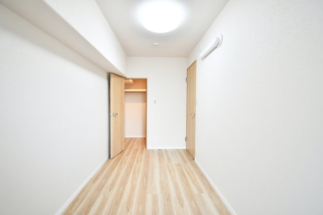 第壱春日部サンハイツの洋室|【洋室②：4.8帖】玄関から入って左側のお部屋です。奥には大容量収納クローゼットが付いており、季節の物や大きなものなど整理しておくことができます。生活動線が整えやすい住環境ですね。