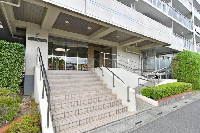 第壱春日部サンハイツのエントランス|明るく、清潔感のあるエントランス！落ち着いた雰囲気で、みなさまの帰りを迎えてくれます。内覧希望は、０１２０－６５５－６２０（通話無料）にお気軽にご連絡下さいませ。