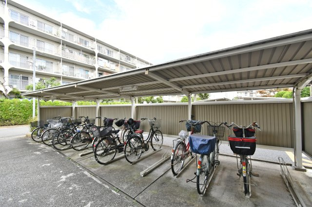 第壱春日部サンハイツの駐輪場|※空き状況は当社まで都度ご確認くださいませ■難しいイメージの住宅ローンは経験スタッフが丁寧にお手伝いしますのでご安心下さい。皆様のご来店、心よりお待ちしております。
