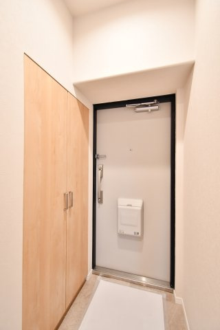 第壱春日部サンハイツの玄関|第一印象を決める玄関、出入りしやすい入口。メゾネットで生活空間を上下に分けやすく、来客動線と家族動線を整えやすい設計です。内覧で収納・採光・動線・質感を確認ください。