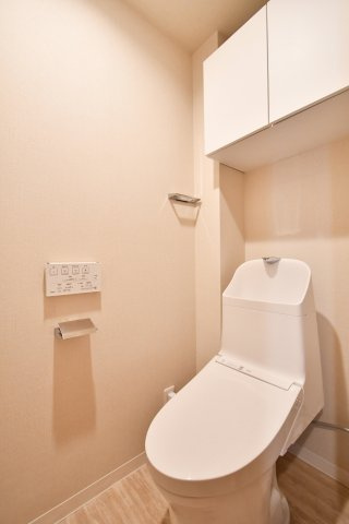 第壱春日部サンハイツのトイレ|水回り交換済、清潔感を保ちやすいトイレ空間。温水洗浄便座付き、毎日使う場所だからこそ快適性をしっかり確保。写真で暮らしを想像し、ご家族で内覧し収納・採光・動線・設備の使い勝手を確認ください。