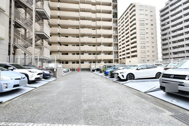 川越パーク・ホームズの駐車場|※空き状況は当社まで都度ご確認くださいませ■『物件を今日見てみたい』など、当日のご案内も可能です。 どうぞお気軽にお電話下さい。近隣・同条件などの物件もまとめてご紹介も可能です。