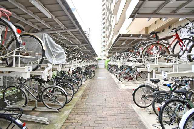 川越パーク・ホームズの駐輪場|※空き状況は当社まで都度ご確認くださいませ■難しいイメージの住宅ローンは経験スタッフが丁寧にお手伝いしますのでご安心下さい。皆様のご来店、心よりお待ちしております。