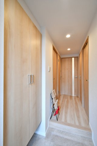 川越パーク・ホームズの玄関|玄関から室内へ続く廊下、動線が見える写真。各室へつながる動線が明確で暮らしを整理しやすい一角。全室フローリングリフォーム済(2026年6月)です。内覧で収納・採光・動線を確認ください。