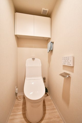 川越パーク・ホームズのトイレ|水回り交換済、清潔感を保ちやすいトイレ空間。温水洗浄便座付き、毎日使う場所だからこそ快適性をしっかり確保。写真で暮らしを想像し、ご家族で内覧し収納・採光・動線・設備の使い勝手を確認ください。