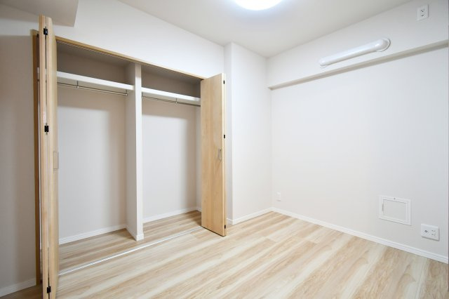 ウインザーハイム西川口の洋室|【洋室②：4.0帖】LDK隣のお部屋です。ご家族のお洋服や季節物をたくさん収納できます！ライフスタイルが変わると増える荷物も安心して収納。通風も良好なのでクローゼットの中の湿気対策や換気の効果は安心！