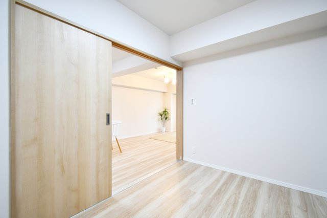 ウインザーハイム西川口の洋室|【洋室②：4.0帖】LDK隣のお部屋です。リビングの続きとして、目の届きやすく安心感のある、お子様の遊ぶスペースにも◎調理中でもお子様の様子を見守りながら、家事などができますね。