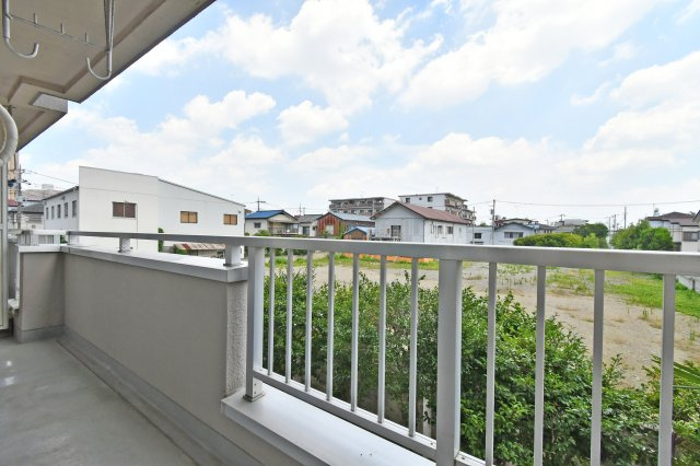 ウインザーハイム西川口のバルコニー|2階部分・東向きバルコニーからの眺望です。夏場の暑い日中も涼しく過ごせるお部屋です。朝日が良く入り込み、気持ちの良い朝を迎えられますね。眺めの良い眺望です。