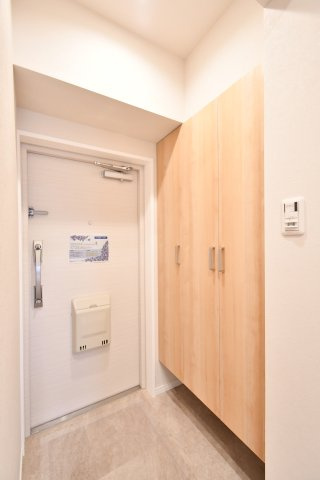 ウインザーハイム西川口の玄関|トールサイズのシューズボックスですので、ご家族分の靴がしっかり収納する事ができます！ブーツや長靴などの季節ものや、高さのあるヒールなどもまとめて収納できるのが嬉しいポイントです。