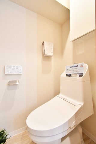ウインザーハイム西川口のトイレ|清潔感あふれる白を基調としたトイレは、新規交換済み。便利な吊戸棚付きで、生活感を隠してスッキリ収納可能。お手入れしやすい設備が、日々の快適な暮らしを足元から支えます。