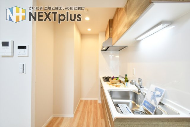 ウインザーハイム西川口のキッチン|木目調パネルが美しいキッチンに新規交換済み！広々とした作業スペースとシンクでお料理が捗りそうですね。日々の料理をより快適に彩ります。