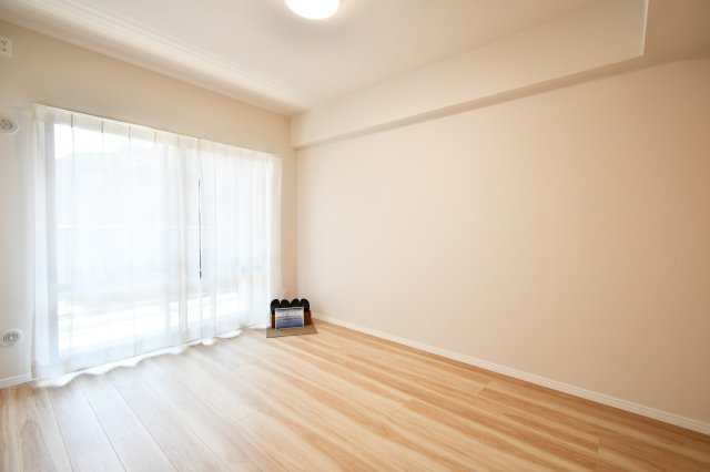 アメニクス川口の洋室|【洋室①：6.1帖】リビングの隣のお部屋です。自然光で朝日を浴びて起きることができ、スッキリした毎日を迎えられそうですね。夫婦の主寝室としていかがでしょうか。