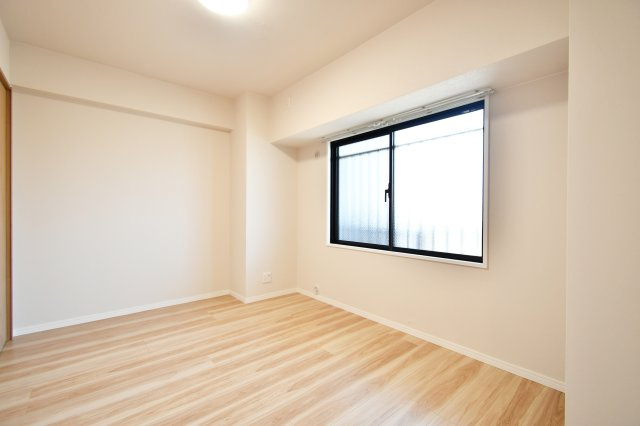 アメニクス川口の洋室|【洋室②：5.5帖】玄関側のお部屋です。大容量クローゼット付きで荷物の整理も◎お子様のお部屋や趣味・プライベートのお部屋・在宅ワークのお部屋としてもお使いいただけます。