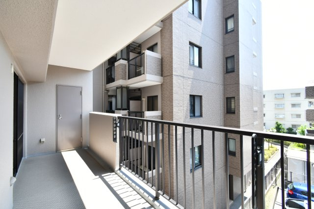 アメニクス川口のバルコニー|【バルコニー面積：9.36㎡】南東向きバルコニーで陽当たり◎■気になる物件は、お客様ご自身の目でお確かめ頂けます。
内覧希望は、０１２０－６５５－６２０（通話無料）にお気軽にご連絡下さいませ。
