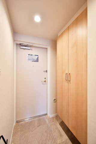 アメニクス川口の玄関|第一印象を決める玄関、出入りしやすい入口。背の高いシューズボックス有で便利ですね。来客動線と家族動線を整えやすい設計です。内覧で収納・採光・動線・質感を確認ください。