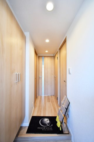 アメニクス川口の玄関|第一印象を決める玄関、出入りしやすい入口。メゾネットで生活空間を上下に分けやすく、来客動線と家族動線を整えやすい設計です。内覧で収納・採光・動線・質感を確認ください。