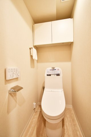 アメニクス川口のトイレ|水回り交換済、清潔感を保ちやすいトイレ空間。温水洗浄便座付き、毎日使う場所だからこそ快適性をしっかり確保。写真で暮らしを想像し、ご家族で内覧し収納・採光・動線・設備の使い勝手を確認ください。