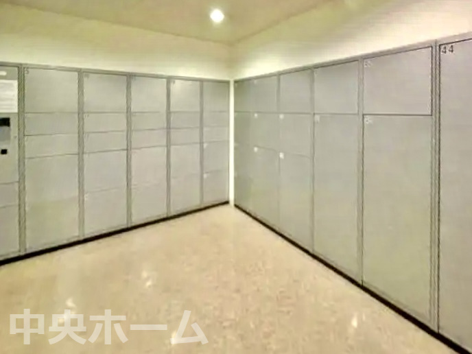 ルネッサンスタワー上野池之端の設備|【宅配ボックス】在宅時・不在時に関わらず、居住者の代わりに非対面で宅配物を受け取ってくれる便利な設備です。わかりやすくご説明致しますので見学時にはお部屋だけではなく共用部分もぜひチェックしてください。